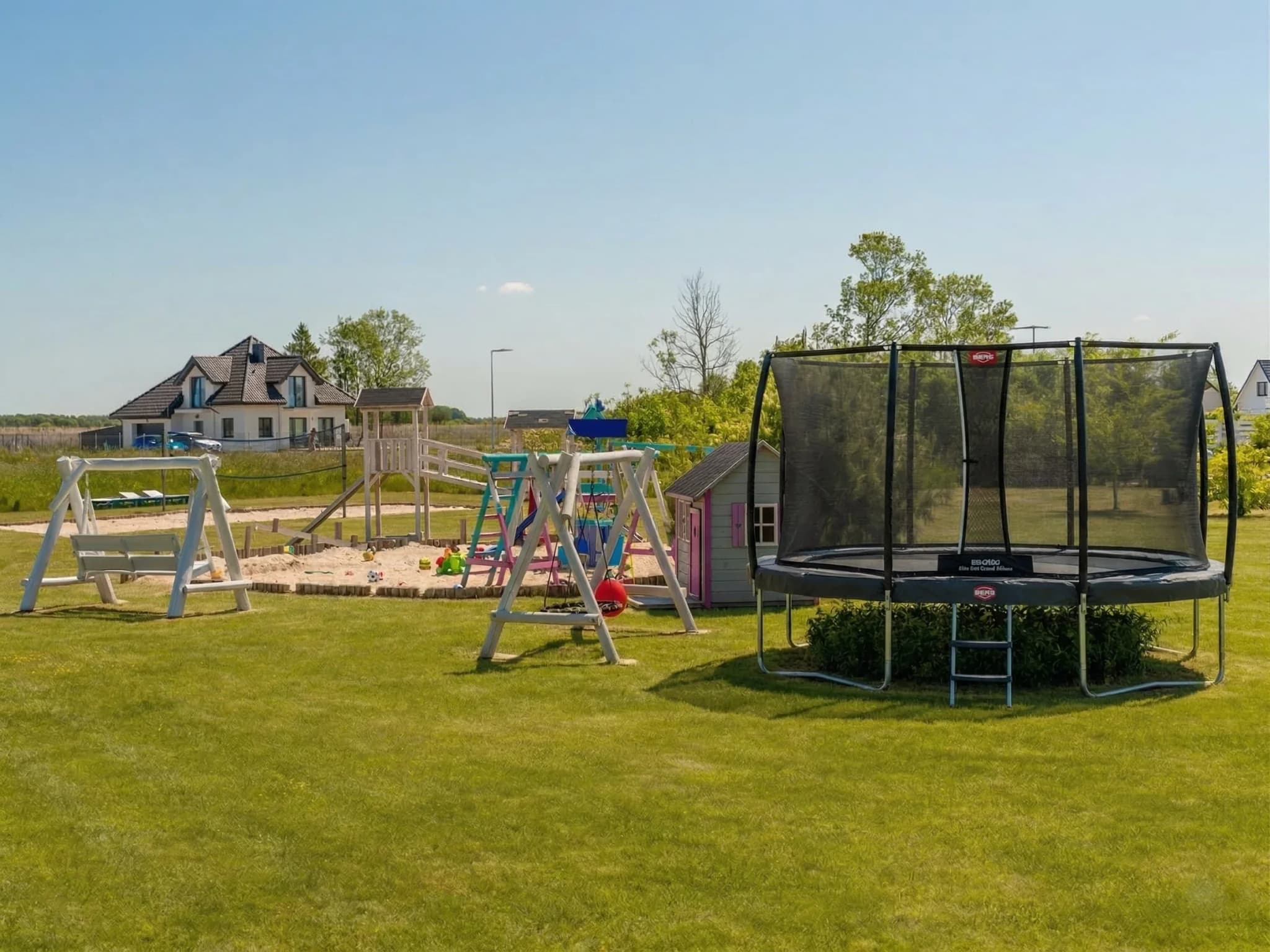 Dětské hřiště a trampolína v rekreačním středisku Morska Polana v Mielnu