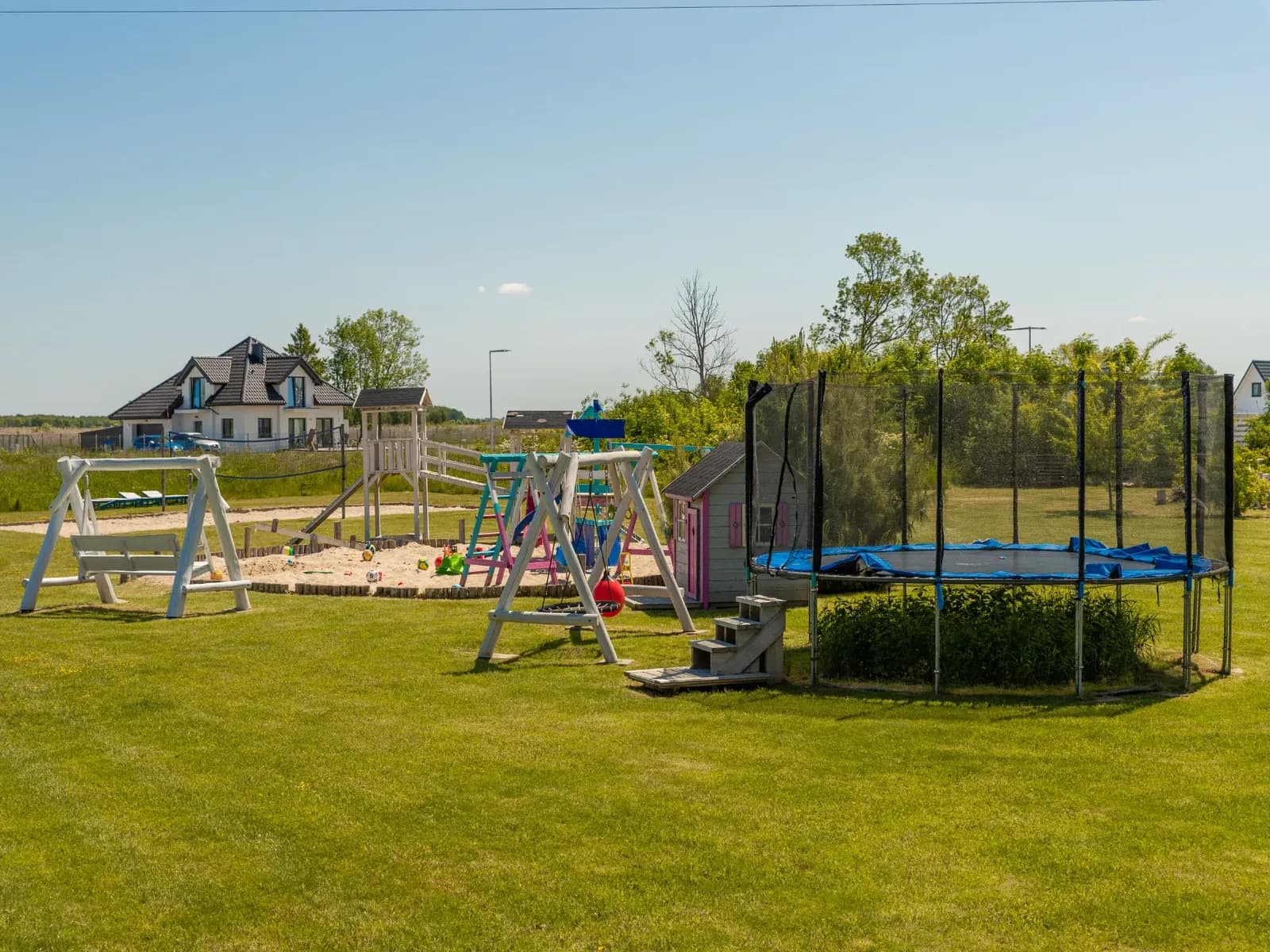 Plac zabaw i trampolina dla dzieci w ośrodku Morska Polana w Mielnie